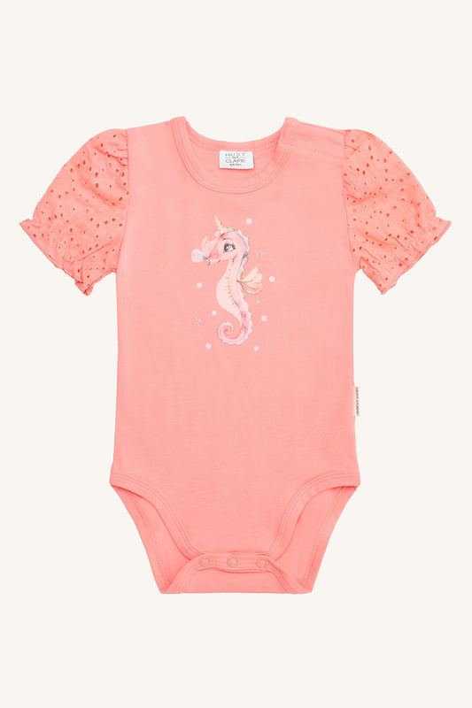 Hust and Claire body med søhest 92 cm