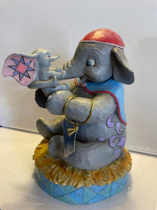 Disney Traditions Dumbo med sin mor 01